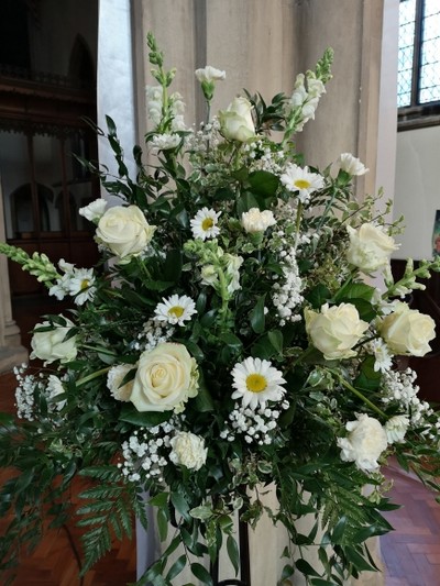 white flowers church, chapel, service flower arrangement made by florist in Croydon