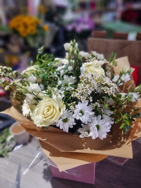 White flowers in Croydon, South London for delivery, roses, sympathy, happy birthday, anniversary, get well. Florist in Croydon, same day delivery
