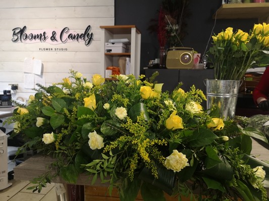 eco friendly burial coffin flowers spray with no foam used