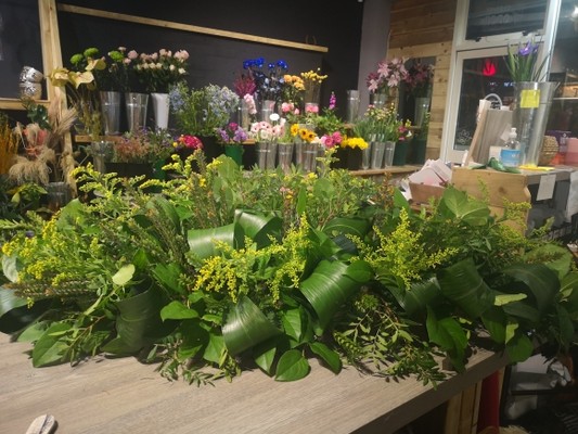 eco friendly burial coffin flowers spray with no foam used