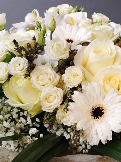 White flowers in Croydon, South London for delivery, roses, sympathy, happy birthday, anniversary, get well. Florist in Croydon, same day delivery