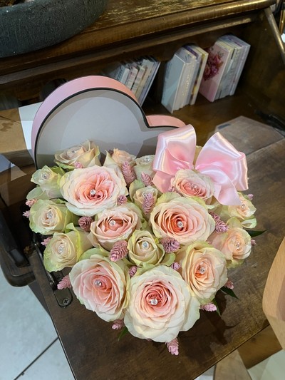 Perfect love gift heart shaped hat box with mix of big and small roses with crystal pins and dry elements. Made by florist in Croydon, Surrey for delivery in all CR and BR post codes.