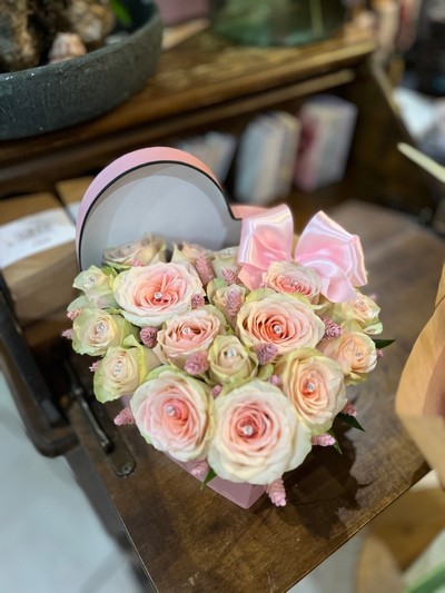 Perfect love gift heart shaped hat box with mix of big and small roses with crystal pins and dry elements. Made by florist in Croydon, Surrey for delivery in all CR and BR post codes.