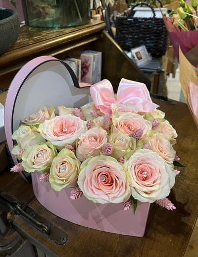 Perfect love gift heart shaped hat box with mix of big and small roses with crystal pins and dry elements. Made by florist in Croydon, Surrey for delivery in all CR and BR post codes.