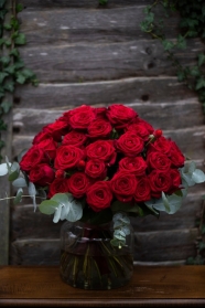 36fres roses in vase made by florist in Croydon for dalivery in Cr, Br, West Wickham, Purley, South Croydon, East Croydon, Selsdon, Sandearstead, Wallington, Beddington, West Croydon, Thorton Heath