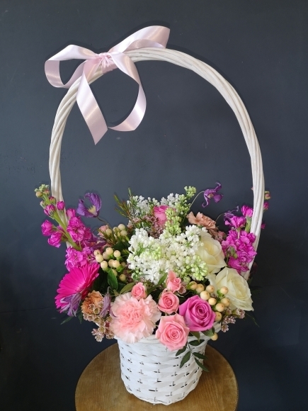 basket flowers arrangement with white, pink flowers handmade by local florist in Croydon for same day delivery in CR, South London, UK