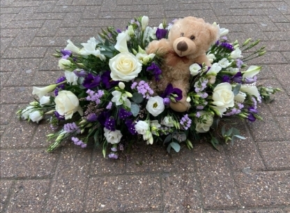child funeral coffin spray suitabe for small coffin made by florist in Croydon, recomended by Rowland Brothers Funeral Directors