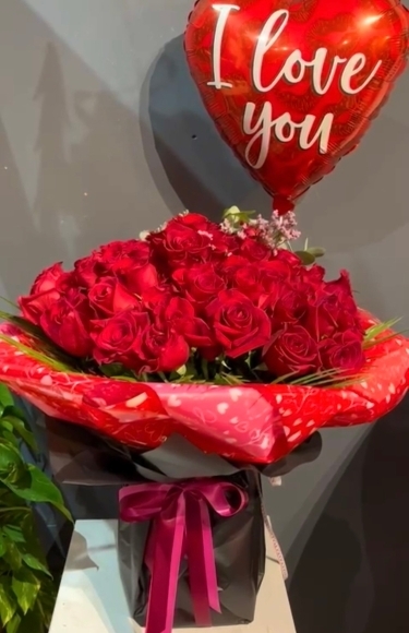 luxury fresh red roses bouquet with a helium baloon for only £235, special offer from your Croydon florist