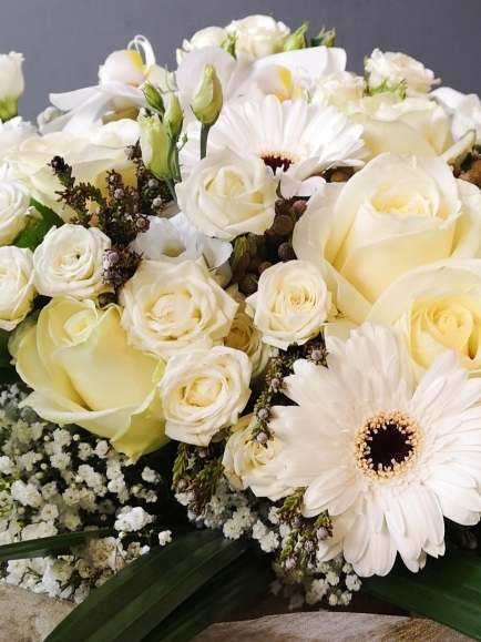 White flowers in Croydon, South London for delivery, roses, sympathy, happy birthday, anniversary, get well. Florist in Croydon, same day delivery