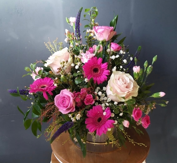 Stunning gift hatbox flowers arrangement made by florist in Croydon to include pink flow and roses for same day delivery in CR0 CR2 CR3 CR4 CR5 CR6 CR7 CR8 SE25 SE16 