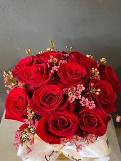 Best large dozen roses gold tall hat box.  By florist in Croydon 