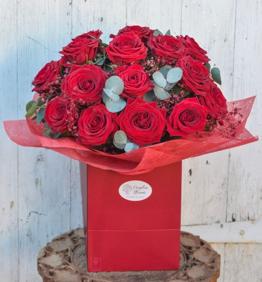 18 red roses bouquet by florist in Croydon for delivery in CR