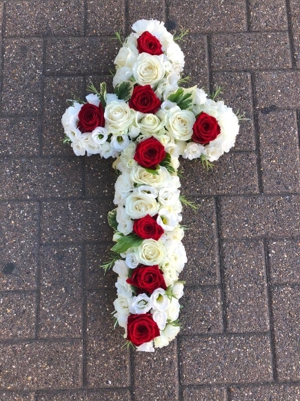 Soft petals roses and Lisanthius mixed cross with minimum foliage by funeral florist in Croydon, Surrey, UK