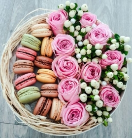 pink roses hat box with sweet macaroons arranged by florist from Croydon Blooms