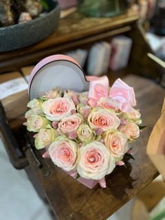 Perfect love gift heart shaped hat box with mix of big and small roses with crystal pins and dry elements. Made by florist in Croydon, Surrey for delivery in all CR and BR post codes.