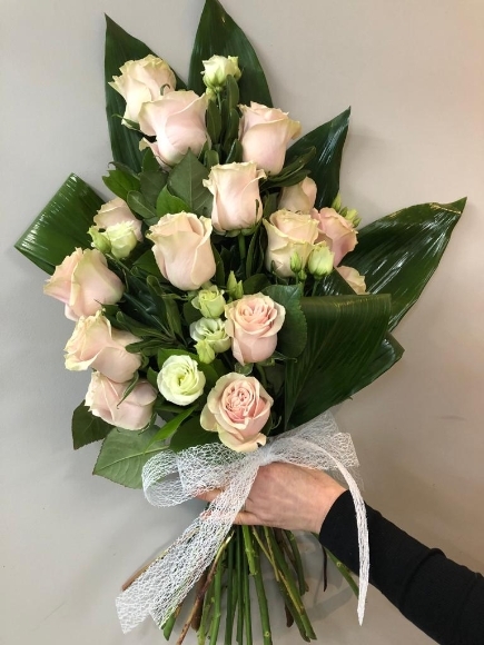 funeral sheaf made of big headed roses tied with natural ribbon and delivered for free to funeral directors in Croydon, Beckenham, Bromley
