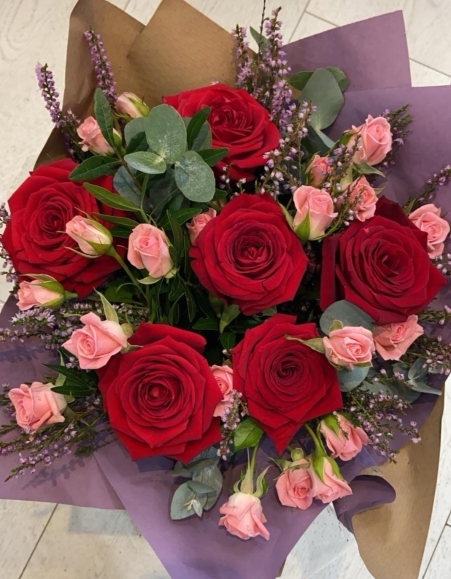Six red roses bouquet handmade by local florist in Croydon, Surrey, UK