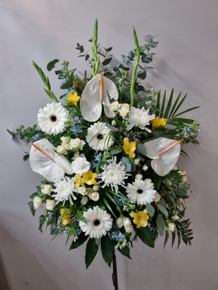 service flowers arrangement for weddings or funerals made by florist in Croydon