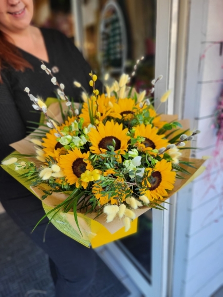 Sunflowers bouquet with guaranteed local flower delivery in Croydon, Surrey.